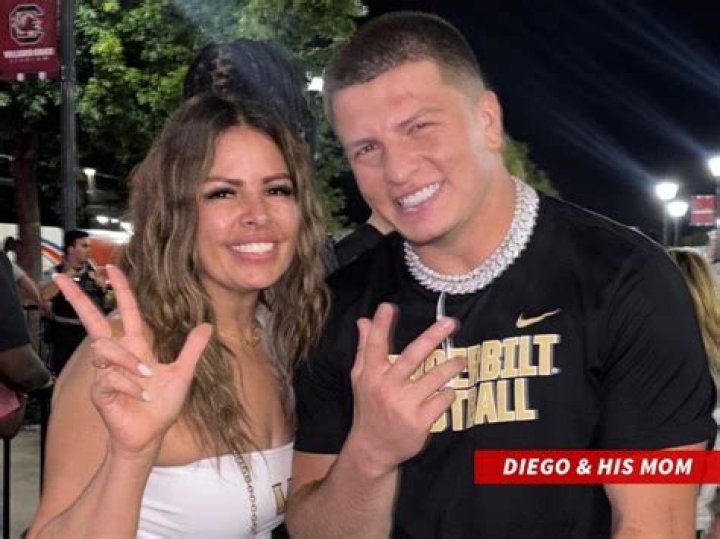Diego Maradona’s Girlfriend: Who is Diego Maradona Dating?