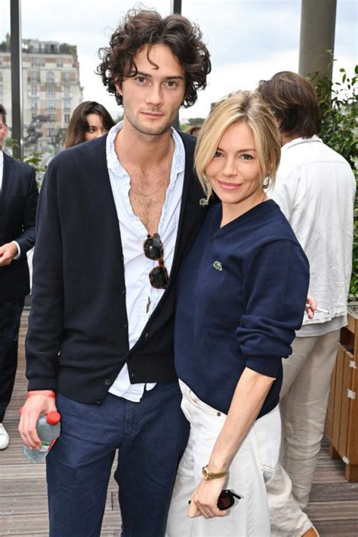 Oli London’s Girlfriend: Who is Oli London Dating?