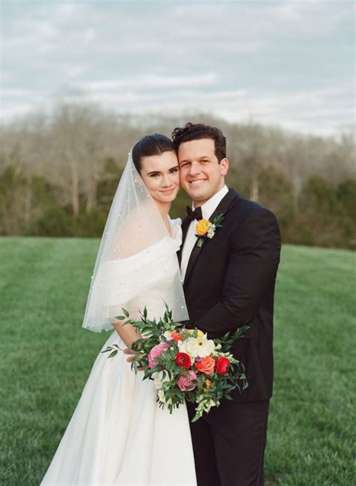Who is Brett Gray Dating – Brett Gray's Girlfriend & Exes
