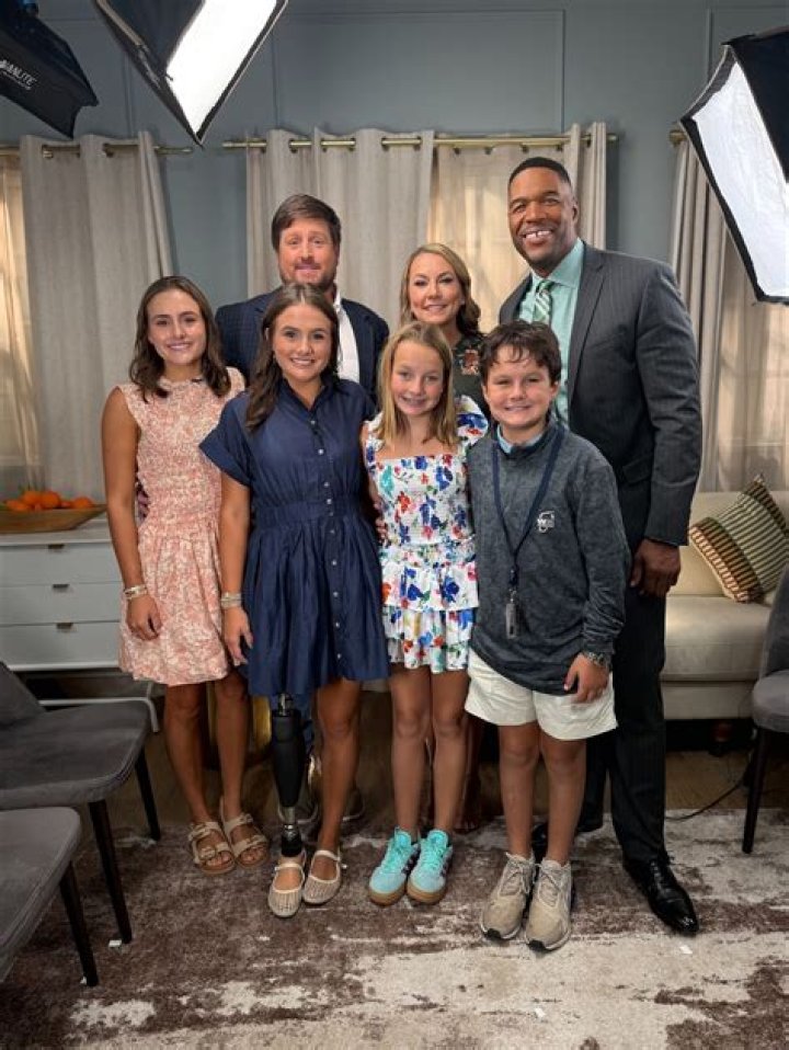 Who is Lulu Lambros Dating – Lulu Lambros's Boyfriend & Exes