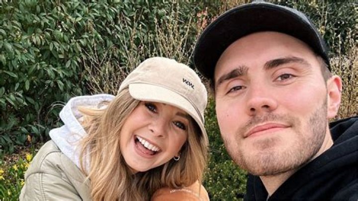 Who is Poppy Deyes Dating – Poppy Deyes's Boyfriend & Exes